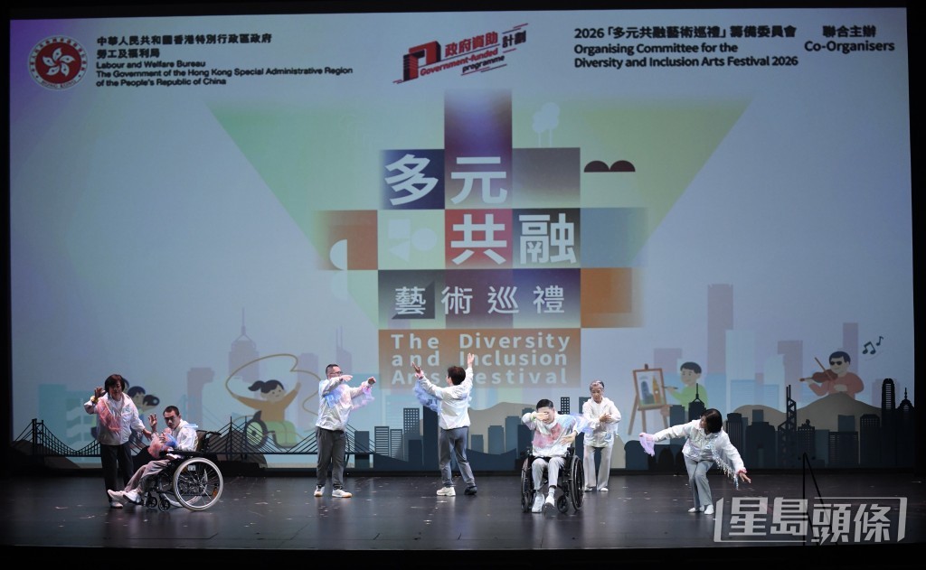 多位展能艺术家在开幕典礼上演出舞蹈。 多位展能艺术家在开幕典礼上演出舞蹈。