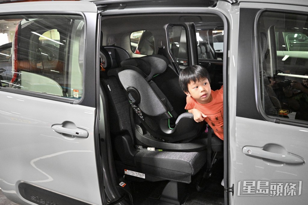 兒童乘私家車須用兒童束縛設備規定今日（11月1日）起生效。