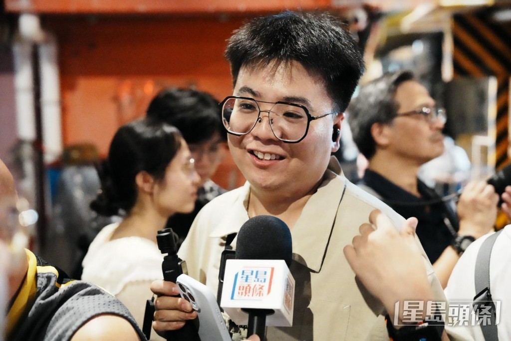 剛從東南亞旅遊、途經香港的內地客李先生透露，受社交平台一些舞火龍的影片吸引，趁着中秋假期特意一個人來港觀看。
