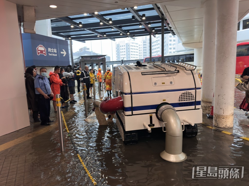 渠務署出動強力排水機械人「龍吸水」處理瑪麗醫院水浸問題。梁國峰攝