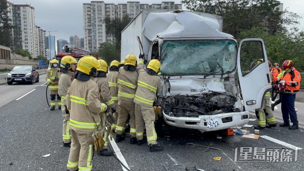 密斗貨車擋風玻璃爆裂,嚴重損毀。楊偉亨攝 密斗貨車擋風玻璃爆裂,嚴重損毀。楊偉亨攝