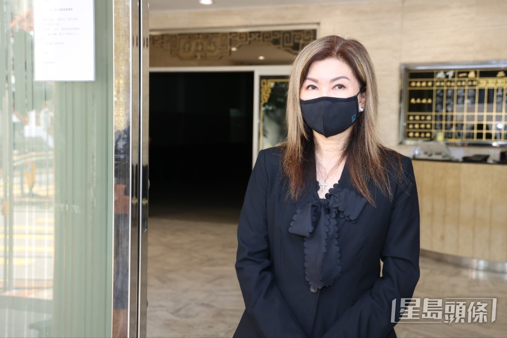 樂易玲神情哀傷。 樂易玲神情哀傷。