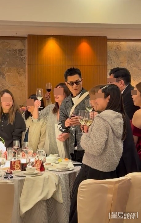 古天樂在婚宴上和賓客零距離接觸。 古天樂在婚宴上和賓客零距離接觸。