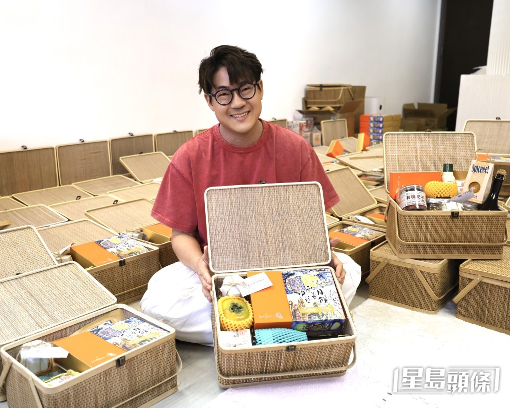今次送贈的月餅,來自其歌迷會「豪吧」策動的「十式社企迎中秋」禮籃。。 今次送贈的月餅,來自其歌迷會「豪吧」策動的「十式社企迎中秋」禮籃。。