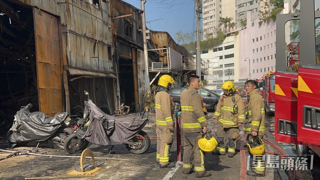 消防視察火場。楊偉亨攝