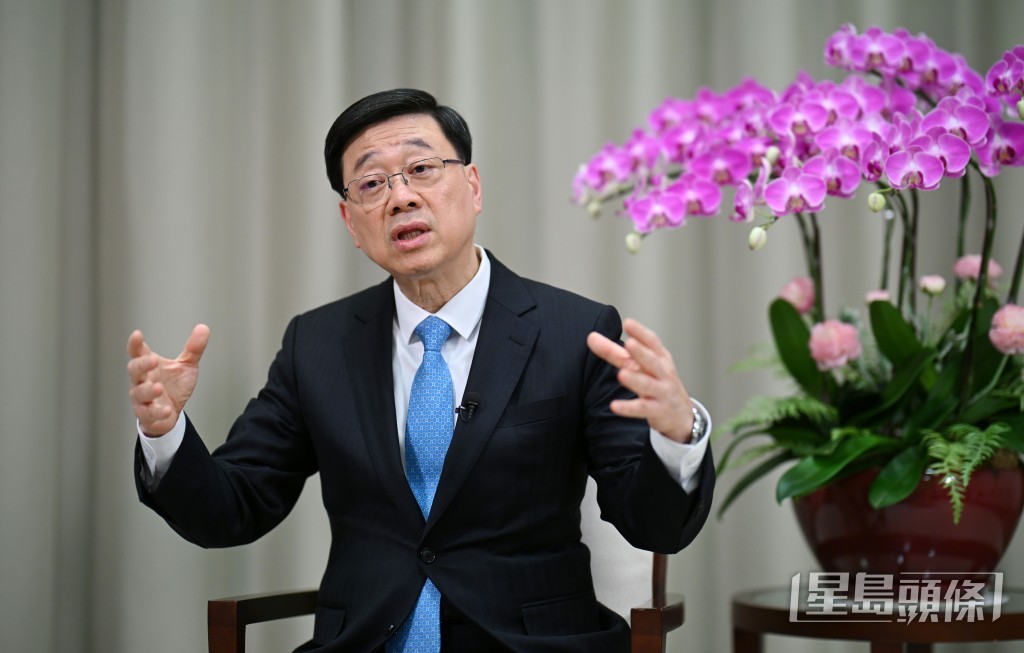 李家超表示理解市民感覺,但要分宏觀及微觀,宏觀而言經濟仍在擴張。 李家超表示理解市民感覺,但要分宏觀及微觀,宏觀而言經濟仍在擴張。