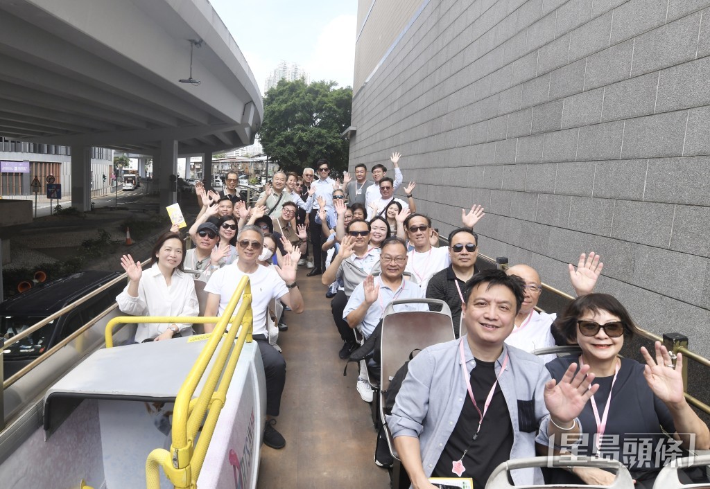 行程包括乘坐開篷觀光巴士,沿途欣賞港島北區城市風貌特色。 行程包括乘坐開篷觀光巴士,沿途欣賞港島北區城市風貌特色。