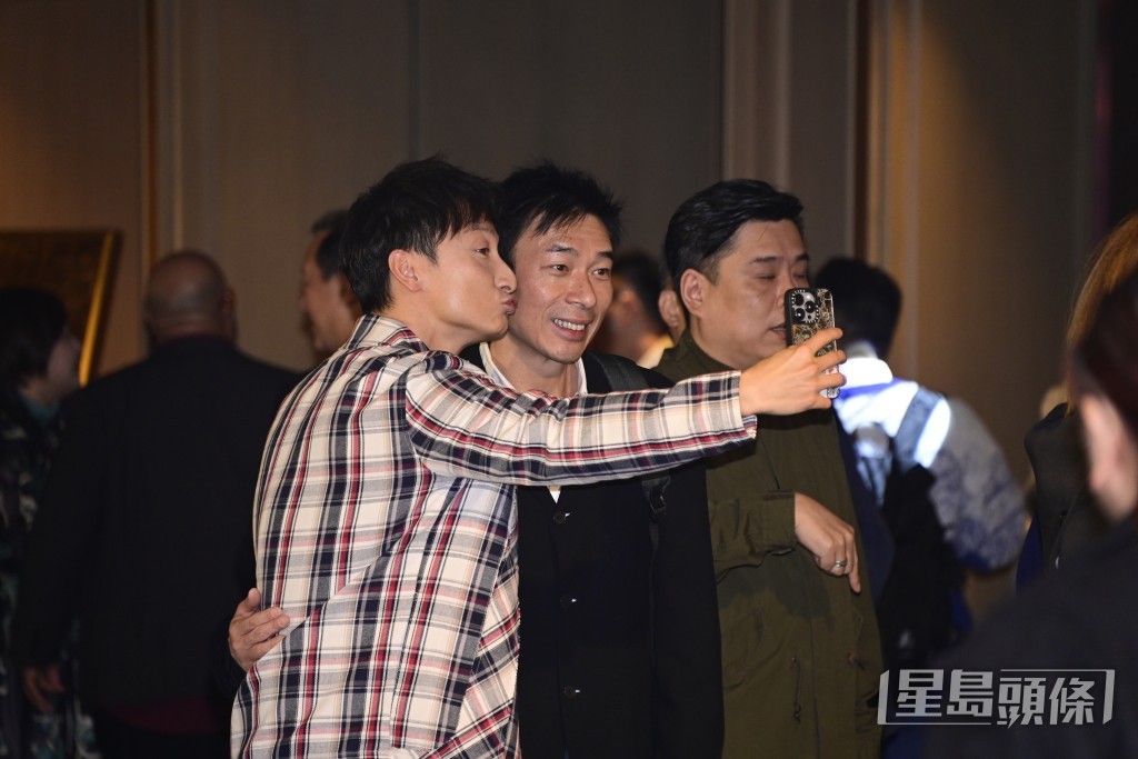 方力申向許志安集郵。 方力申向許志安集郵。