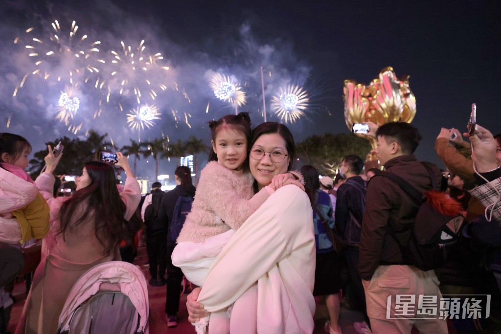 市民觀賞新年賀歲煙花。歐樂年攝 市民觀賞新年賀歲煙花。歐樂年攝