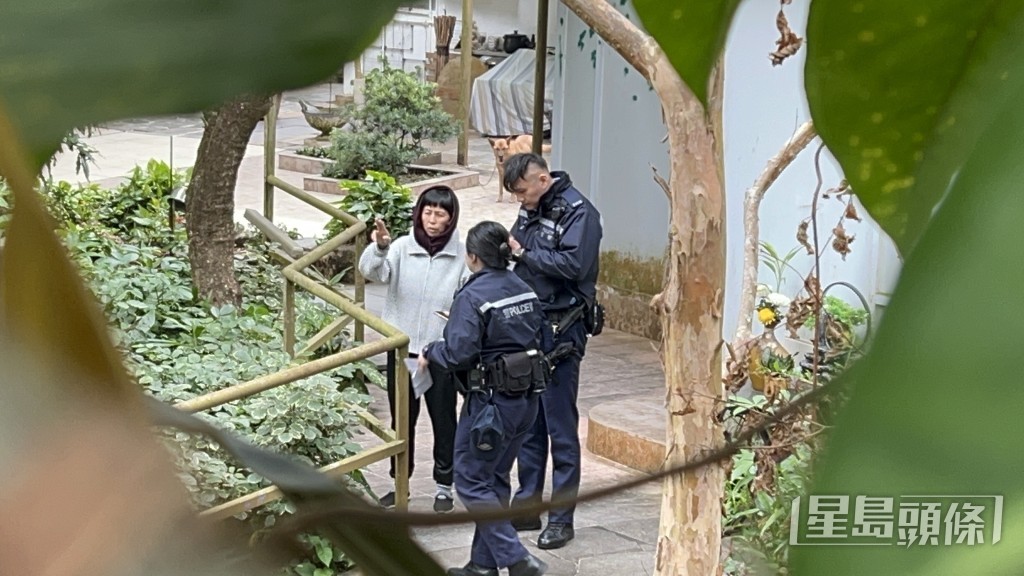 村民協助警員調查。楊偉亨攝 村民協助警員調查。楊偉亨攝