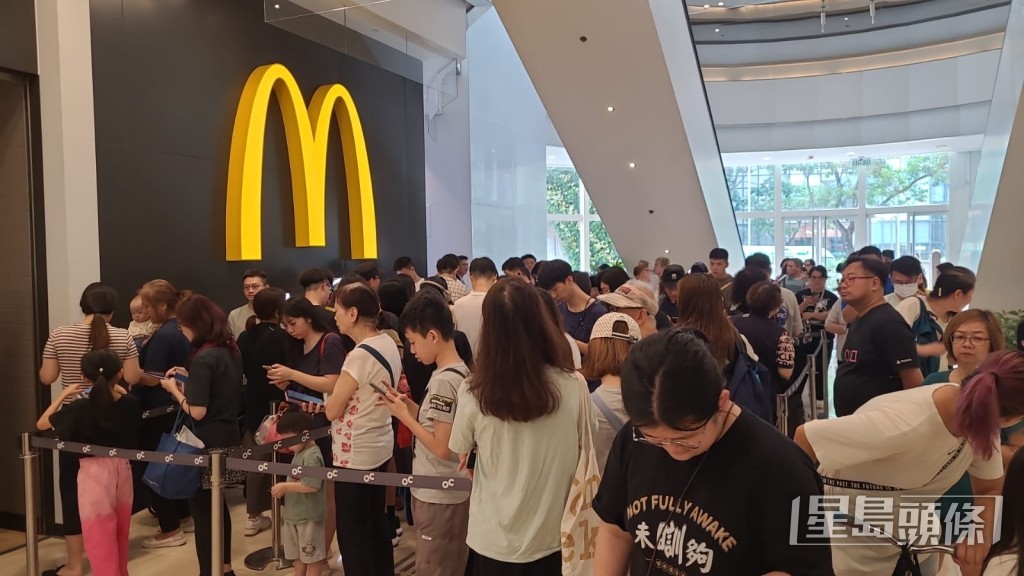 香港麥當勞開心樂園餐CHIIKAWA玩具今日開賣,多間麥當勞分店外出現人龍。 香港麥當勞開心樂園餐CHIIKAWA玩具今日開賣,多間麥當勞分店外出現人龍。