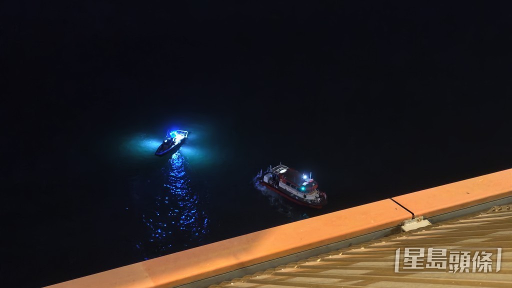 有水警輪消防輪在橋下戒備。 有水警輪消防輪在橋下戒備。