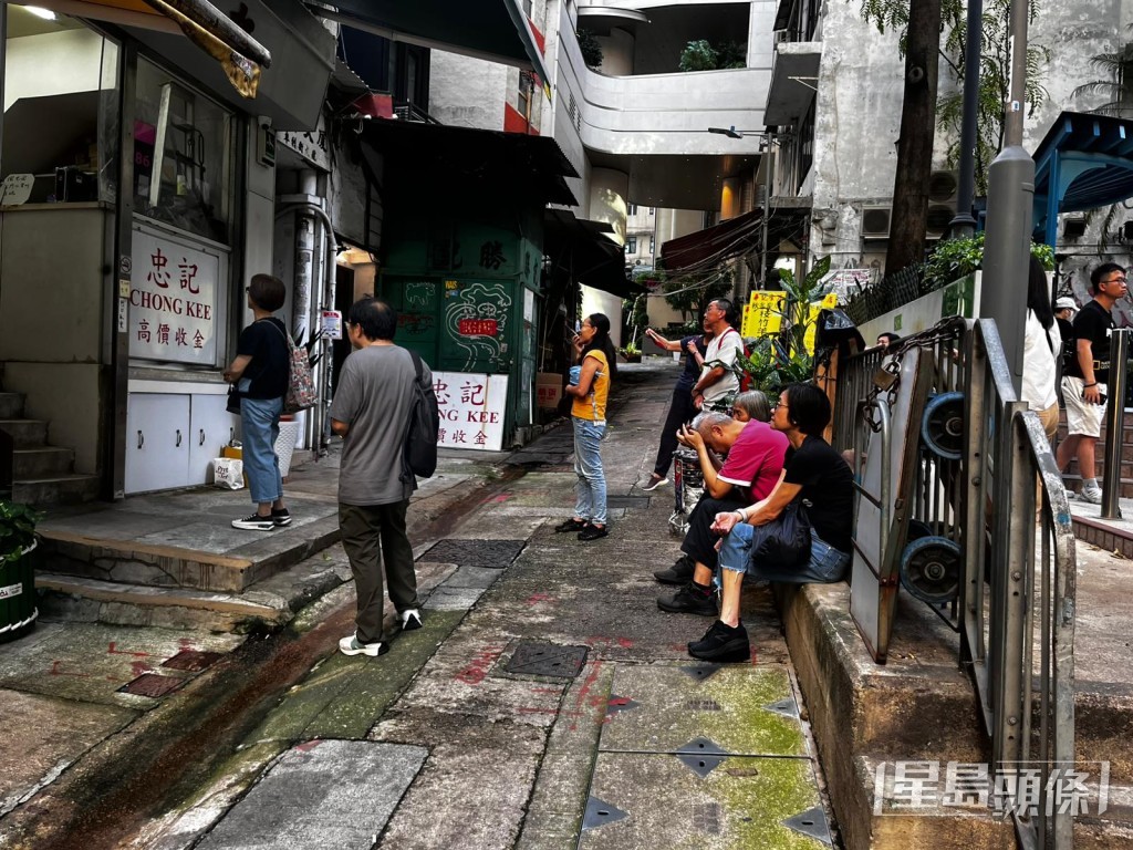 該間位於上環市中心的金舖以「高價收金」聞名，吸引一眾市民前來排隊賣金。