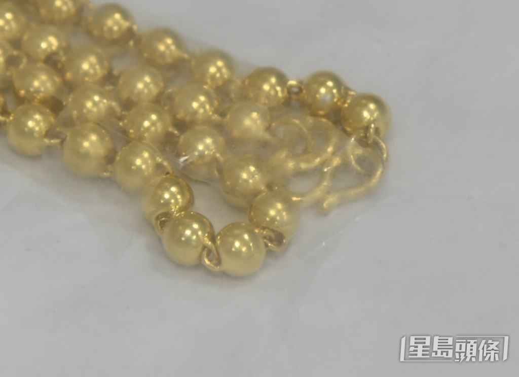 頸鏈的扣位是真金。 頸鏈的扣位是真金。