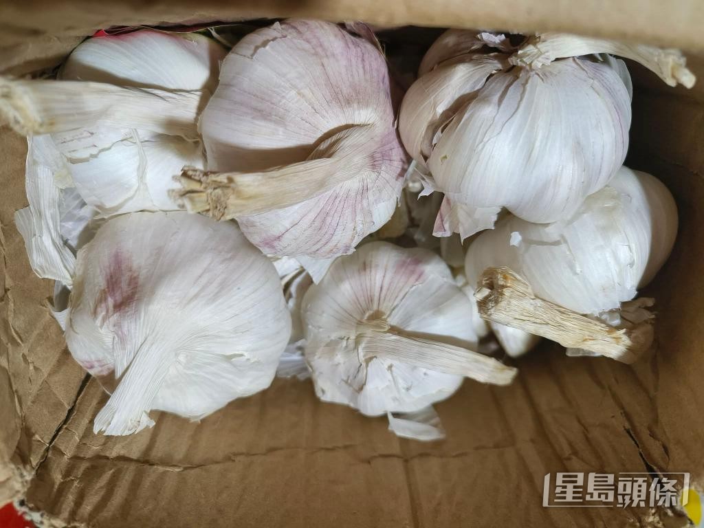 有港人通過內地網購平台購大蒜來港。 有港人通過內地網購平台購大蒜來港。