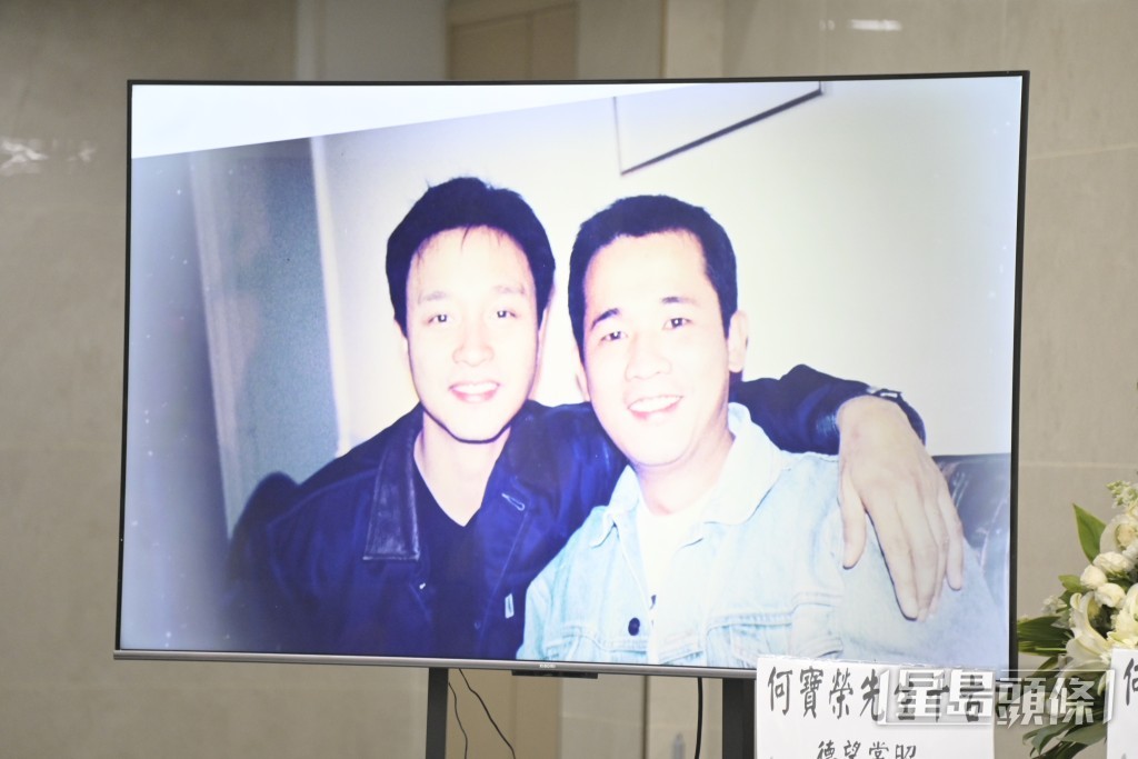 何寶榮與張國榮的合照。