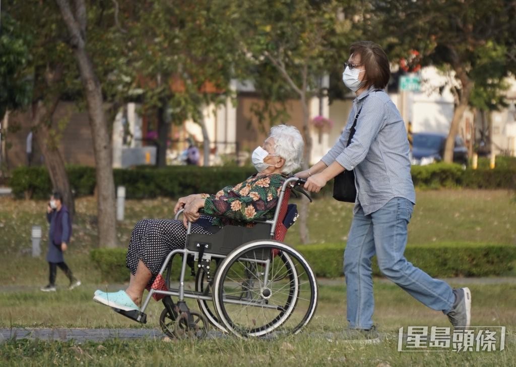 有长者网购电动轮椅，收货后发现货不对办。