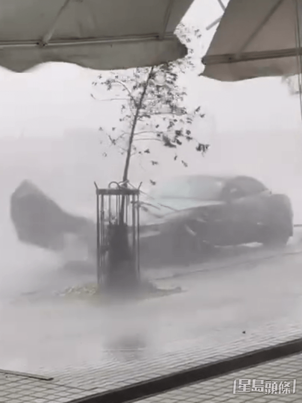 有飞舞铁皮击中私家车。FB：家宝@车Cam L（香港群组）