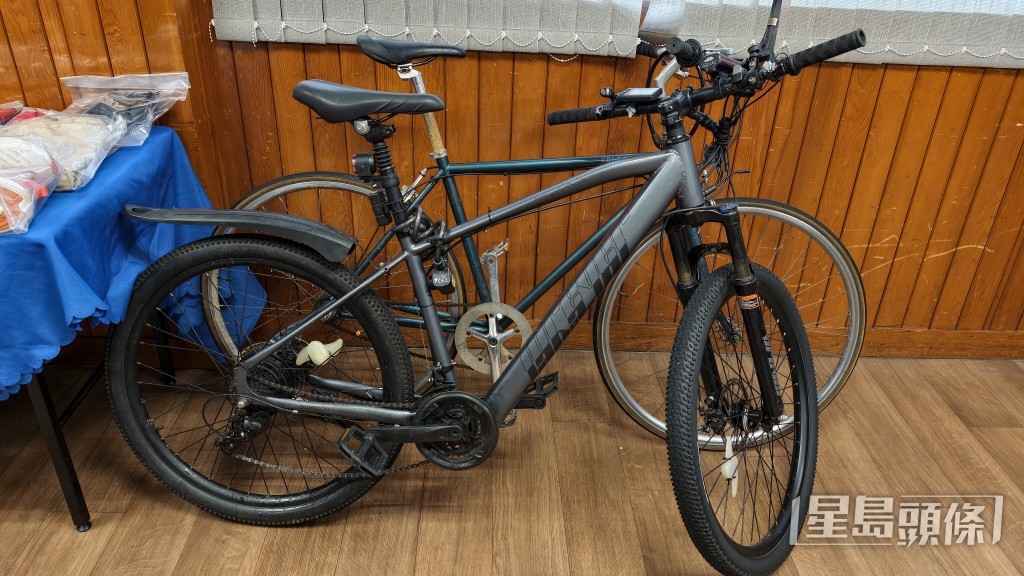 疑犯得手後踩單車逃竄。