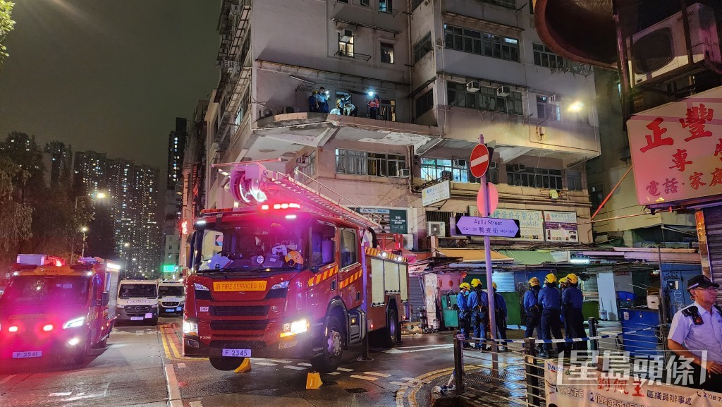 大批警員於現場調查。 大批警員於現場調查。