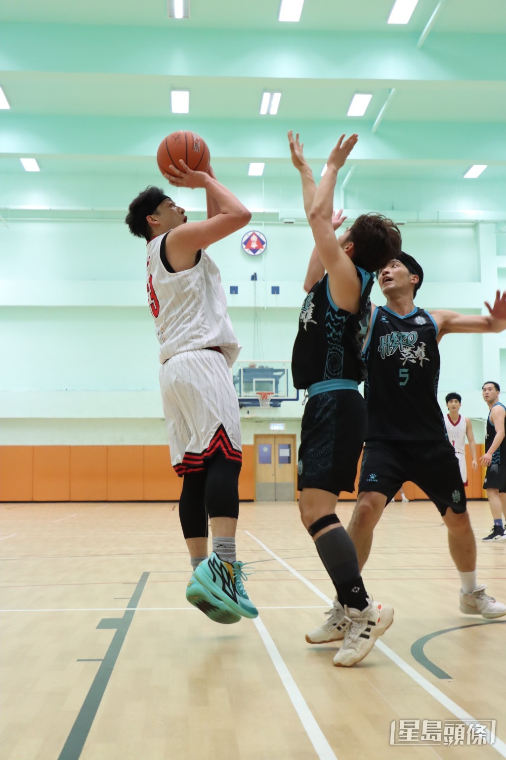 高佬甘永傑籃下狂搶板。 高佬甘永傑籃下狂搶板。