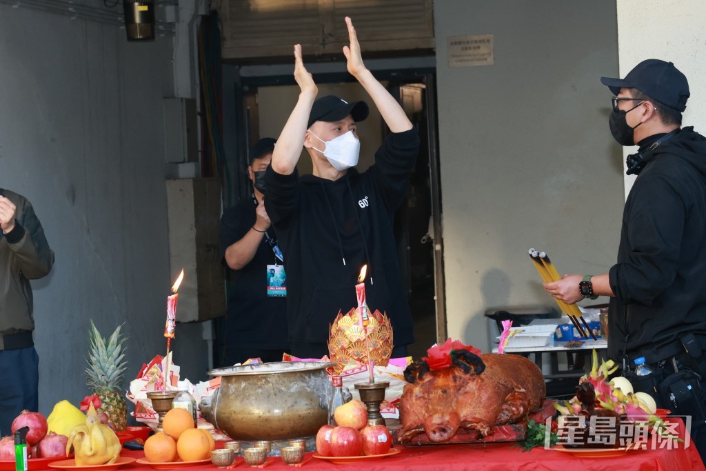 學友親自主持拜神儀式。