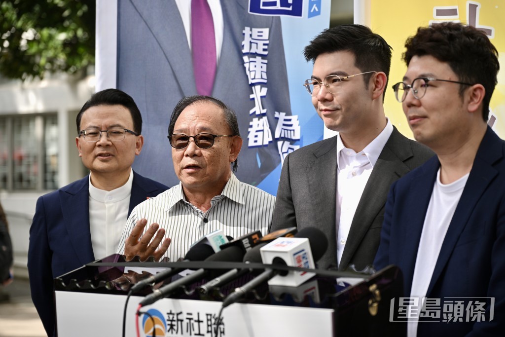 新社聯永遠會長梁志祥（左二）、身兼北區區議員的新社聯理事長譚鎮國（右二）及立法會議員劉國勳（右一）。