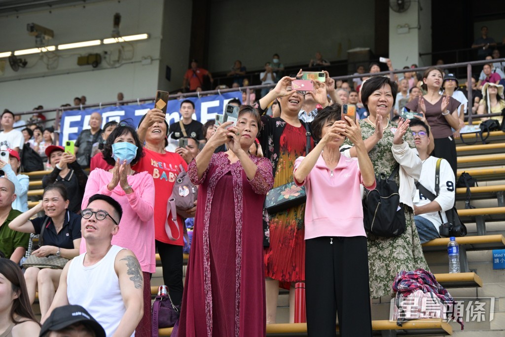 煞科日有不少內地團入到馬場。蘇正謙攝