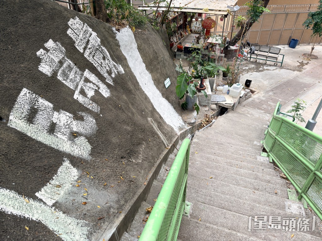 主教山一帶山坡長期被非法開墾僭建。梁國峰攝 主教山一帶山坡長期被非法開墾僭建。梁國峰攝