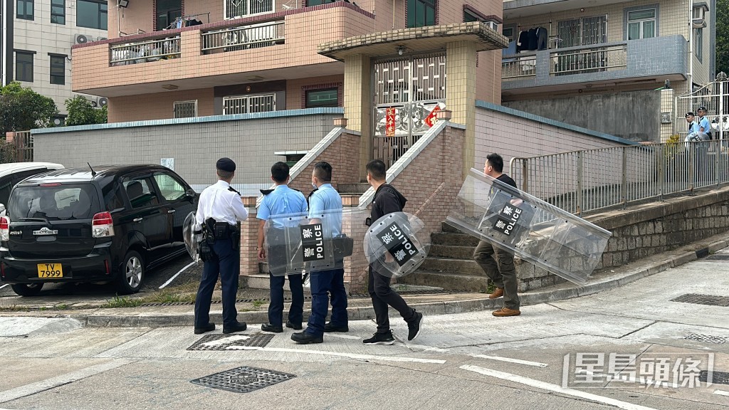警員手持盾牌展開搜捕。劉漢權攝 警員手持盾牌展開搜捕。劉漢權攝