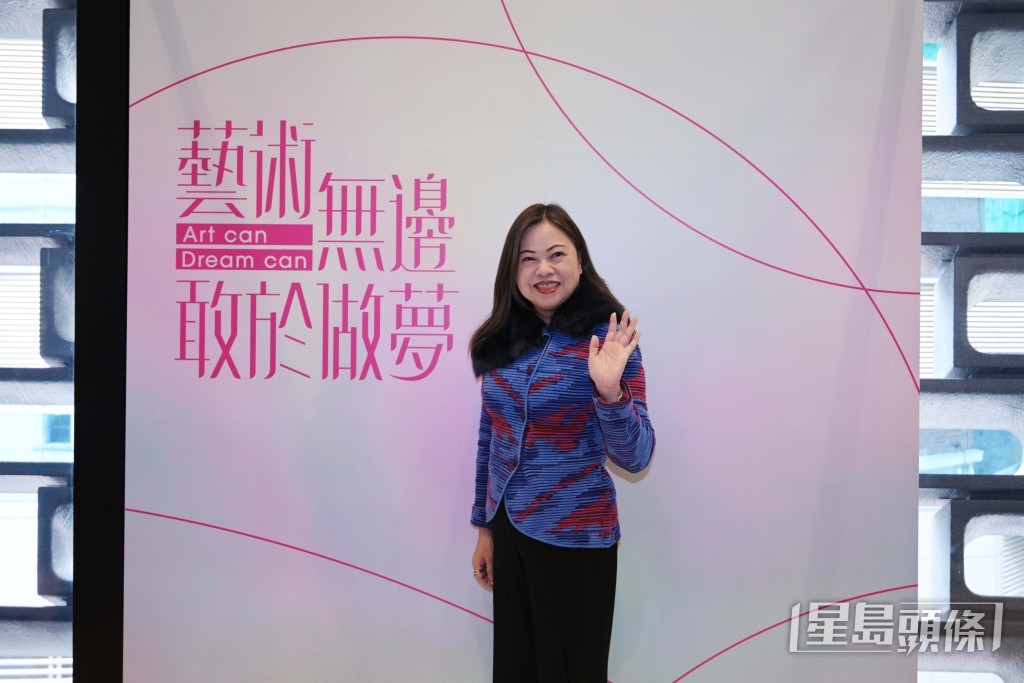 羅淑佩提到,隨著啟德體育園新場地開放,局方亦會重新檢視康文署定位,為各項活動提供適合的使用空間,成就香港藝術文化可持續長遠發展,吸引更多海外旅客來港體驗本地獨特文化內涵 羅淑佩提到,隨著啟德體育園新場地開放,局方亦會重新檢視康文署定位,為各項活動提供適合的使用空間,成就香港藝術文化可持續長遠發展,吸引更多海外旅客來港體驗本地獨特文化內涵