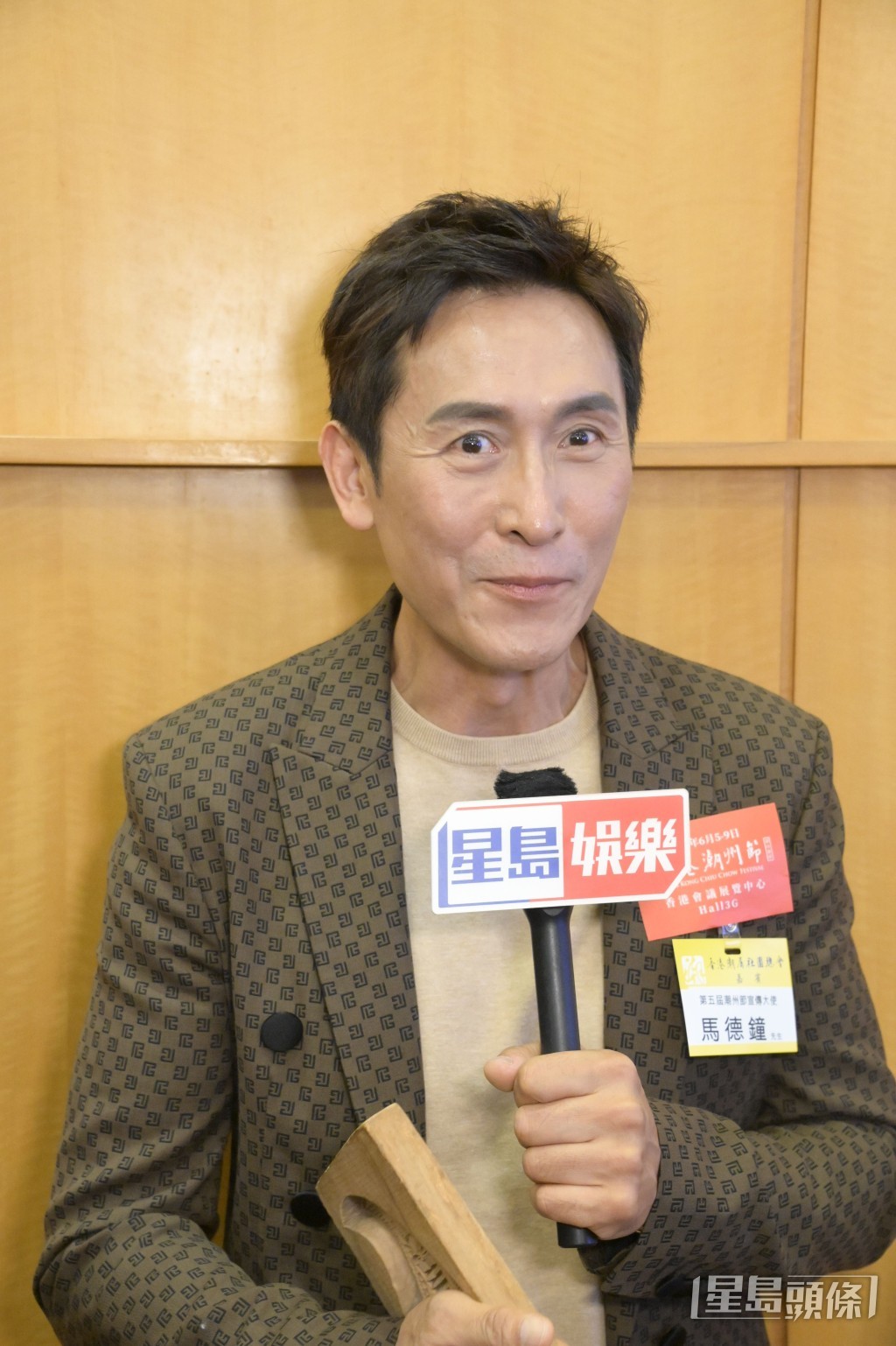 最近唱歌的馬神考慮家鄉開騷。 最近唱歌的馬神考慮家鄉開騷。