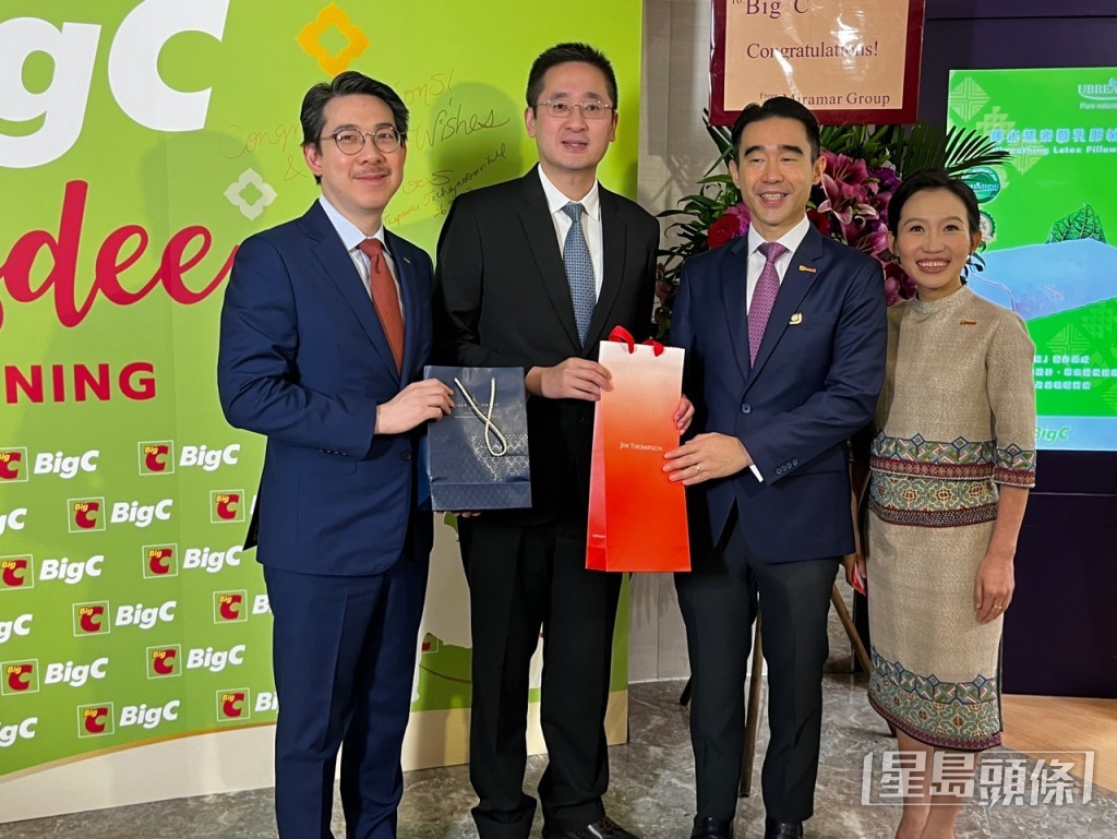 商務及經濟發展局副局長陳百里(左二)。李健威攝 商務及經濟發展局副局長陳百里(左二)。李健威攝