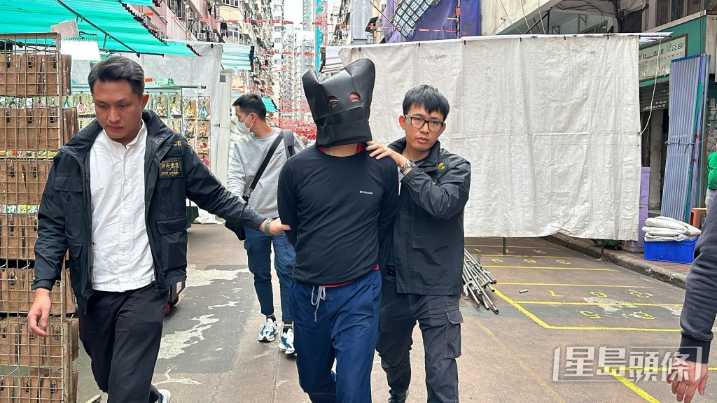 涉案男子被捕帶署。劉漢權攝