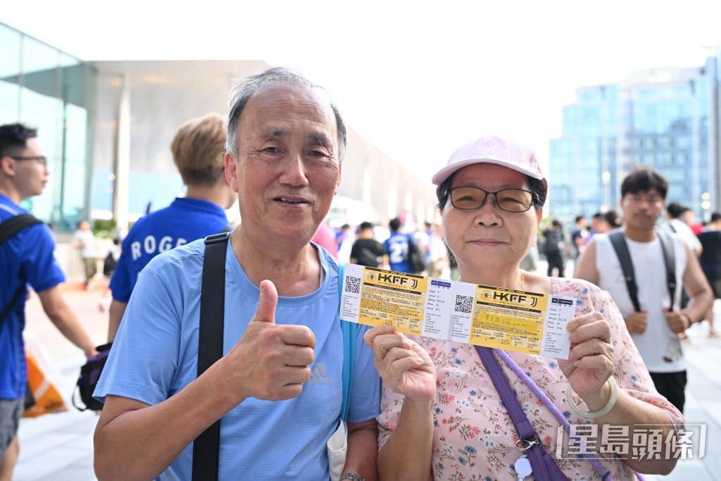 黃氏夫婦亦是車路士的球迷。 黃氏夫婦亦是車路士的球迷。