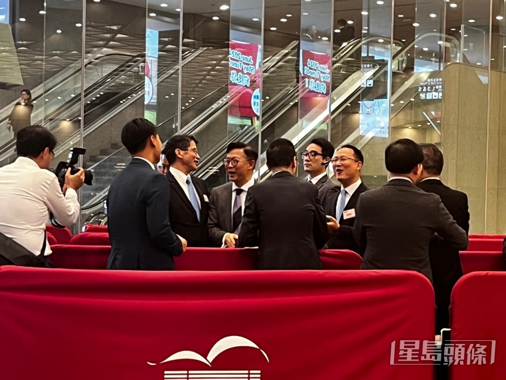 律政司副司长张国钧（左四）到场。李健威摄
