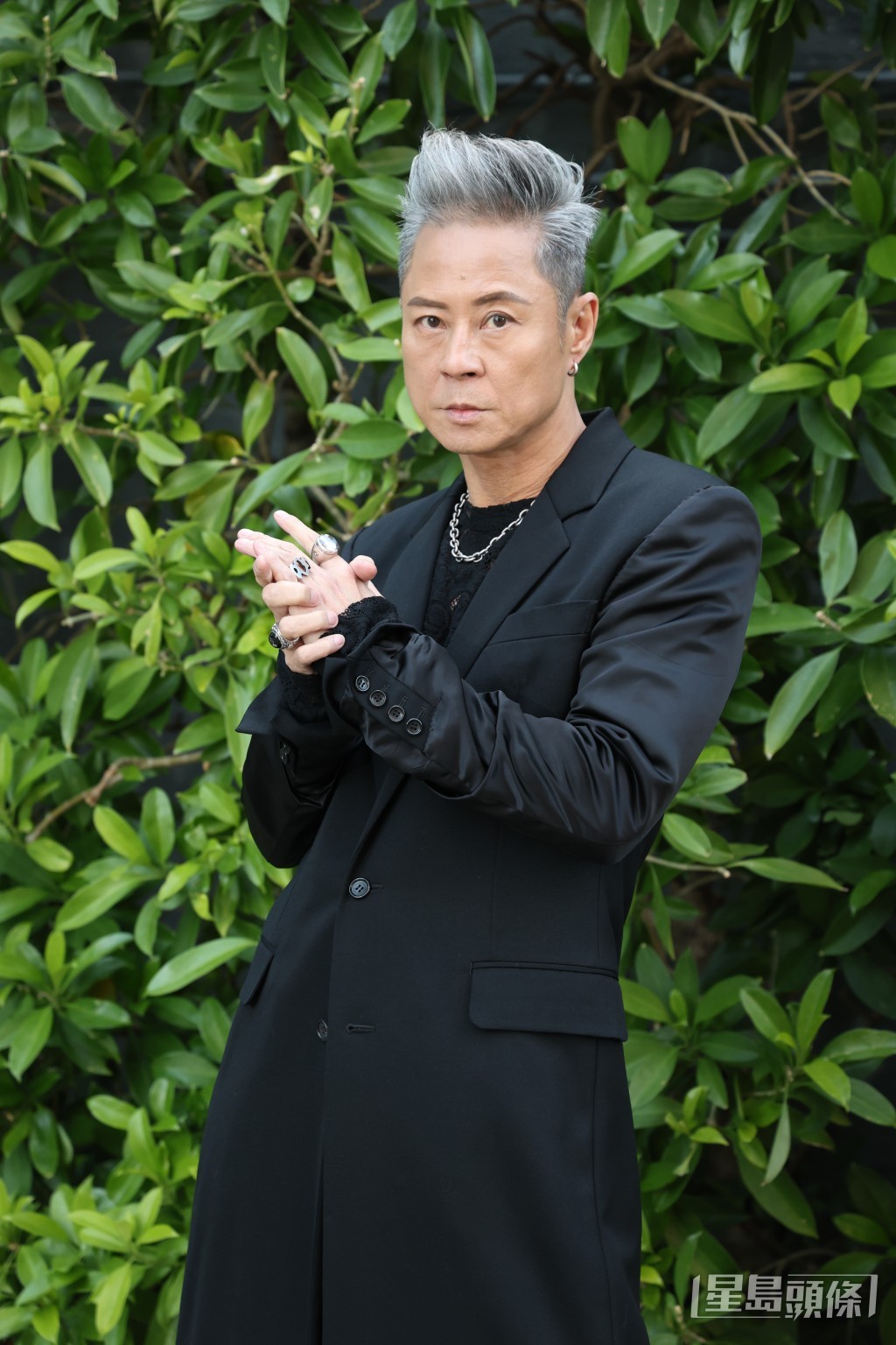 林至昭的坐姿引來蔡一傑好奇留言。