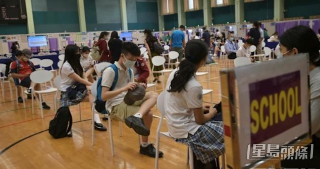 超過2 140間學校（93%）安排於11月底或之前進行外展接種。資料圖片