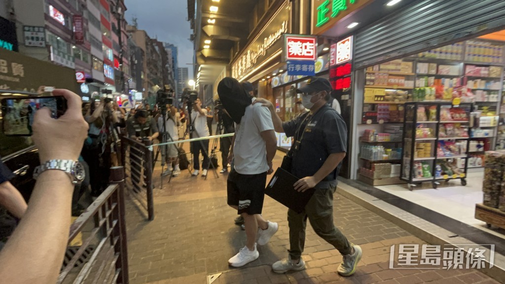 海關以涉嫌作出誤導性遺漏的不良營商手法，拘捕一名39歲本地男店員。曾志恆攝