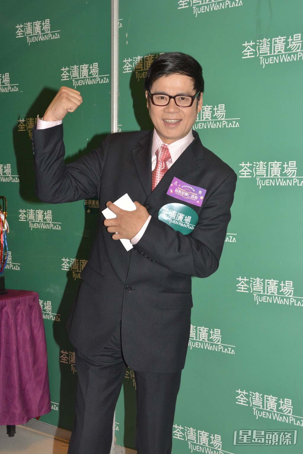 安德尊有傳家境富裕，擁有龐大的家族生意。
