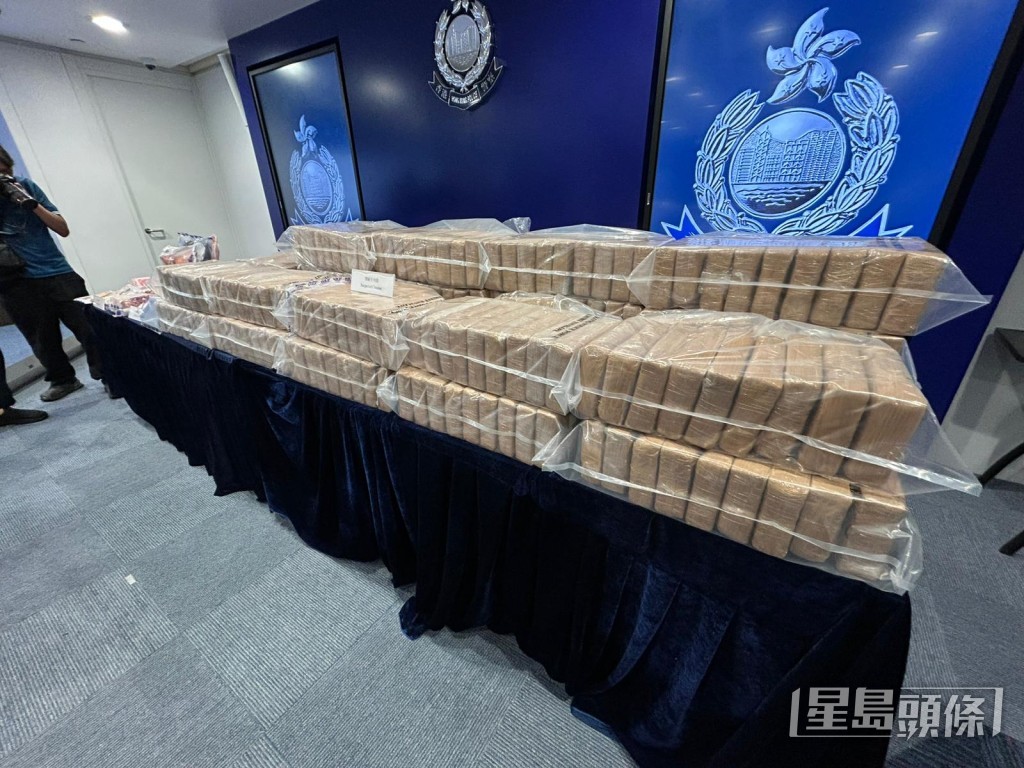 警方檢獲241公斤磚狀可卡因，市值高達港幣1.8億元。