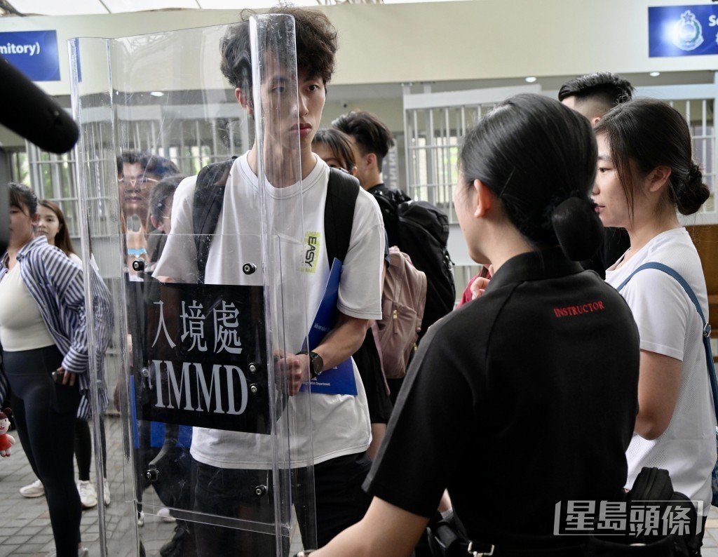 市民可親身體驗手持盾牌及被手銬鎖上。蘇正謙攝