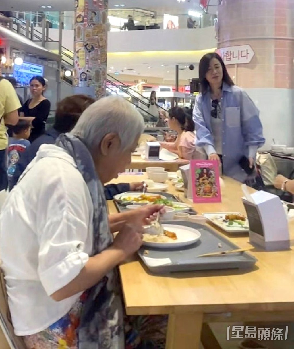 佘詩曼帶媽媽到泰國「掃街」。