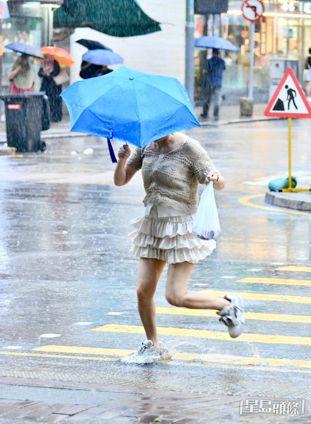 黑雨生效下路况。卢江球摄 黑雨生效下路况。卢江球摄