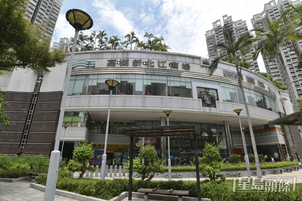 尹涉足劏場業務，始於90年代購入嘉湖山莊商場，並且易名為嘉湖新北江商場。