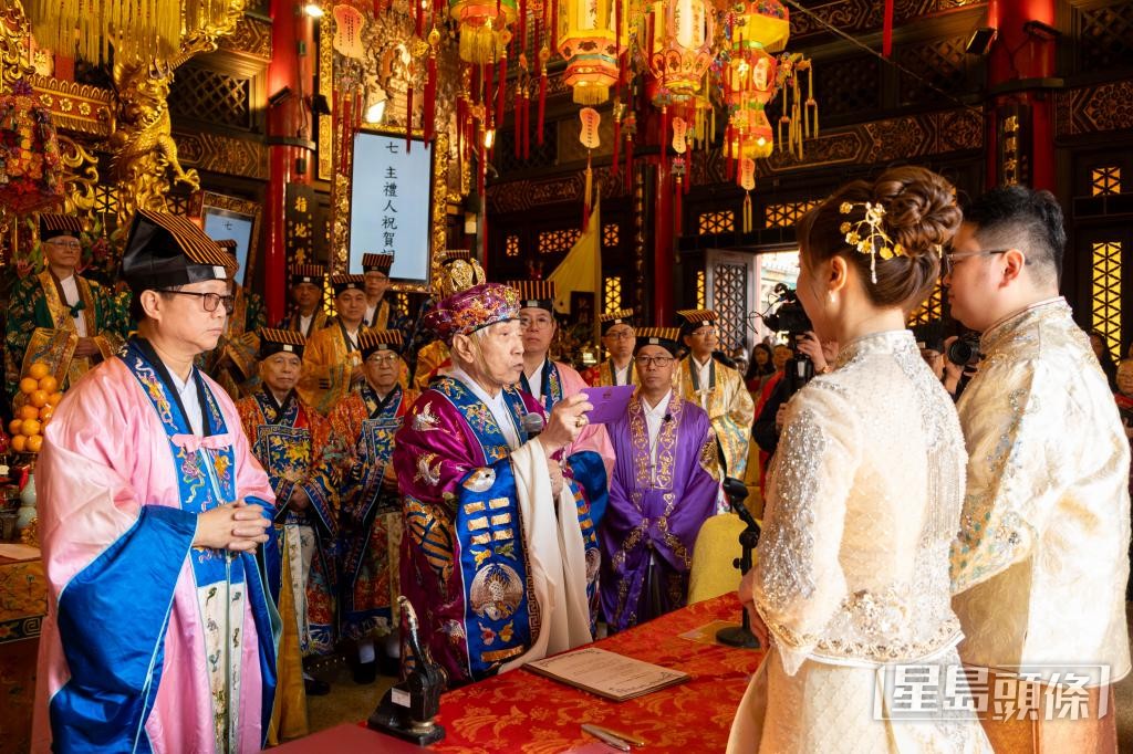 馮耀中與太太採道教儀式結婚，成為經黃大仙師見證的新人。