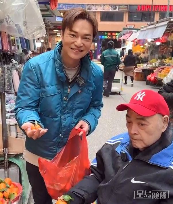 方俊送桔畀張偉文，祝他大吉大利。