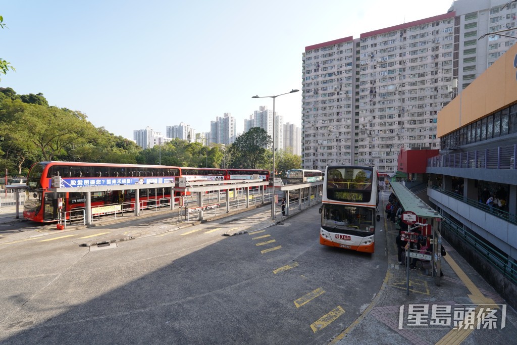 頌雅路西「熟地」有巴士及小巴直達鄰近港鐵太和站及大埔墟站。