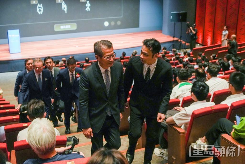 財政司司長陳茂波（前排左）。吳艷玲攝