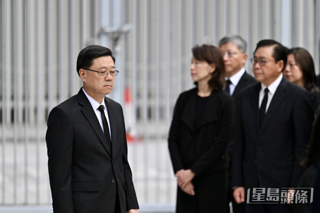 行政長官李家超今早（29日）聯同主要官員、行政會議非官守議員、公務員、紀律部隊首長及醫管局領導層等，在政府總部東翼前地默哀。